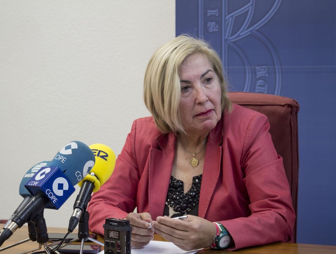 La concejal de personal, Mari Ángeles Escámez, en el transcurso de una rueda de prensa