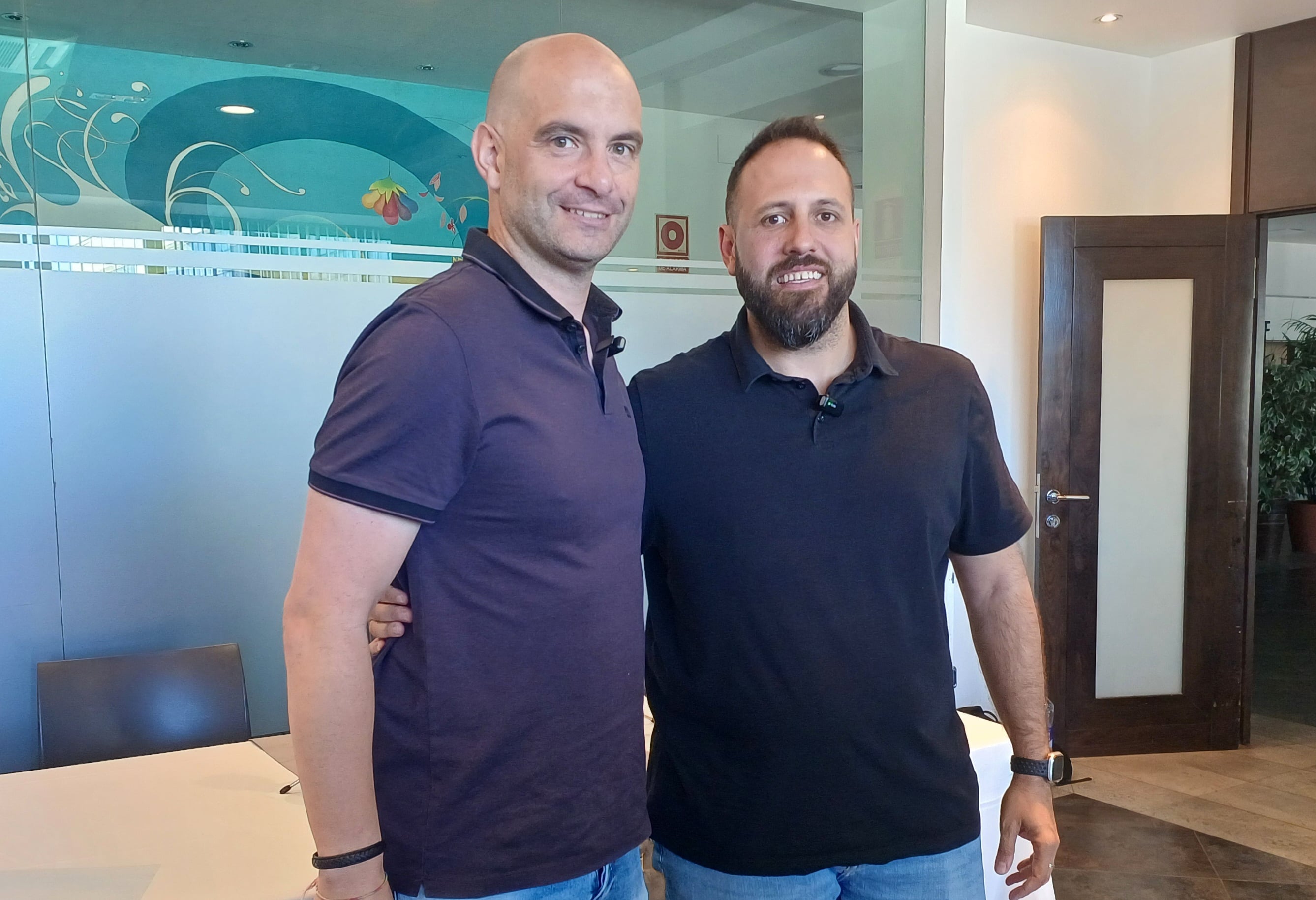 Nacho Moyano (dcha.) posa junto con el presidente de Anaitasuna, José Manuel Narvaiz, durante su presentación