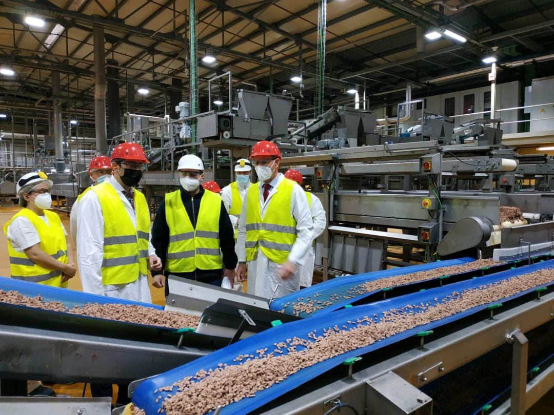 El viceconsejero de Empleo e Industria de la Junta, David Martín, ha visitado las instalaciones de MARS en Arévalo