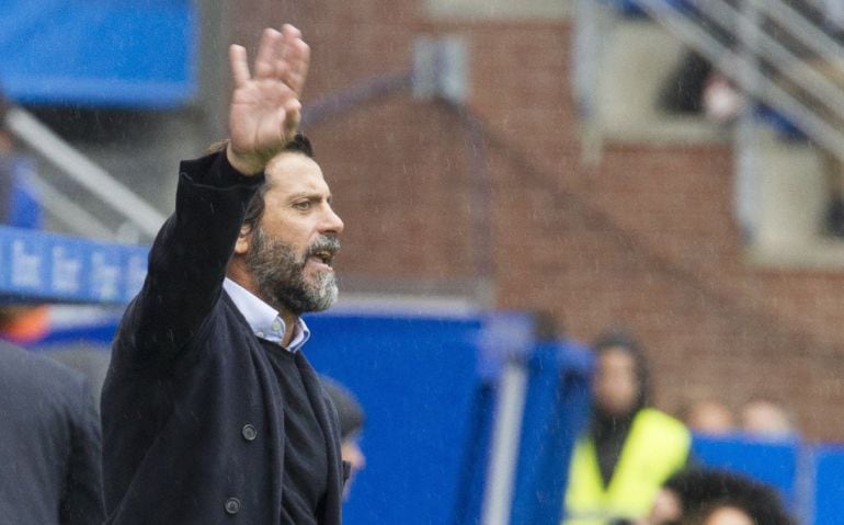 Quique Sánchez Flores da indicaciones a sus jugadores