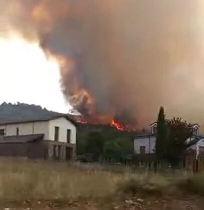 Imagen del incendio desde la carretera de Molinaseca