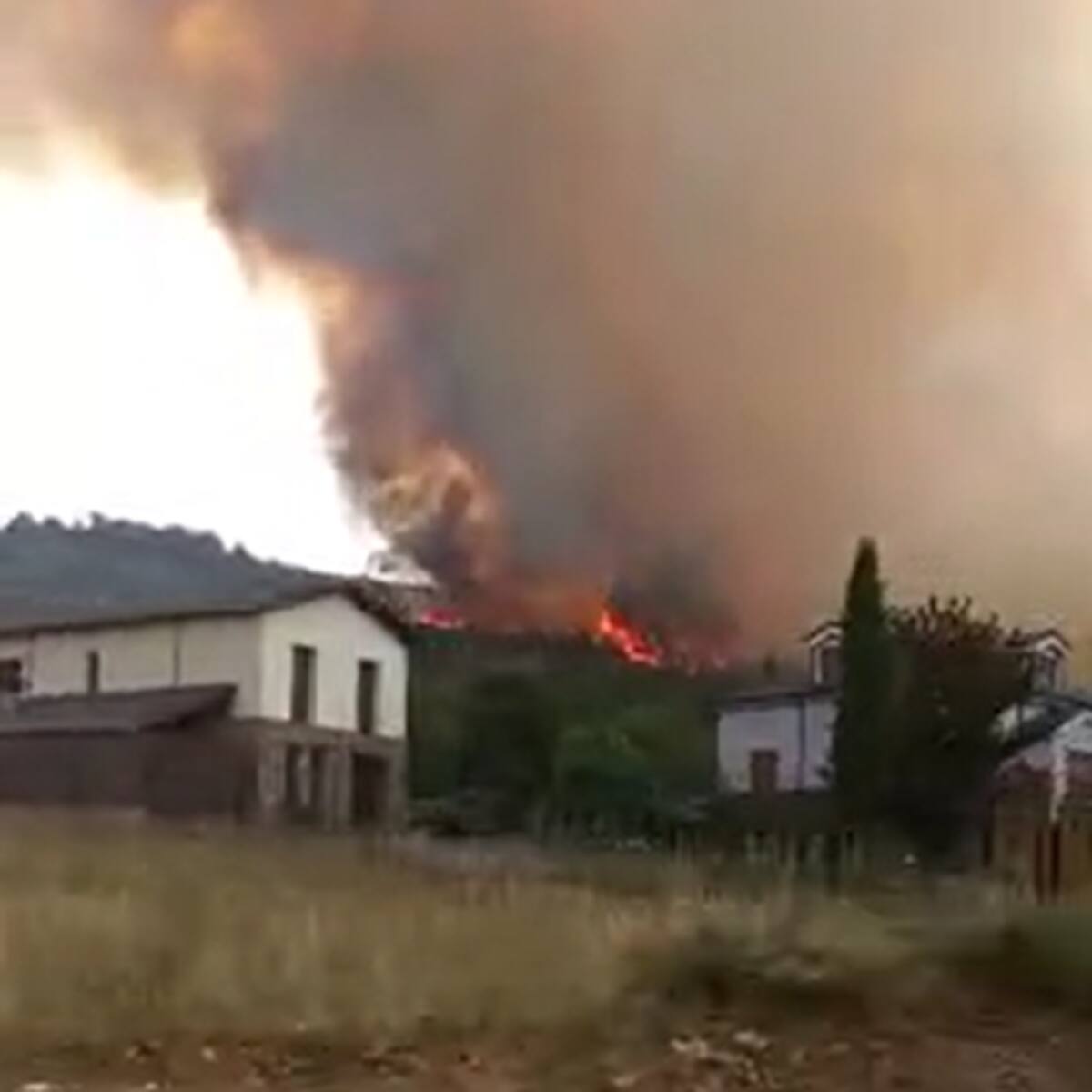 Aparece un nuevo y virulento incendio que obliga a desalojar Molinaseca y Lombillo