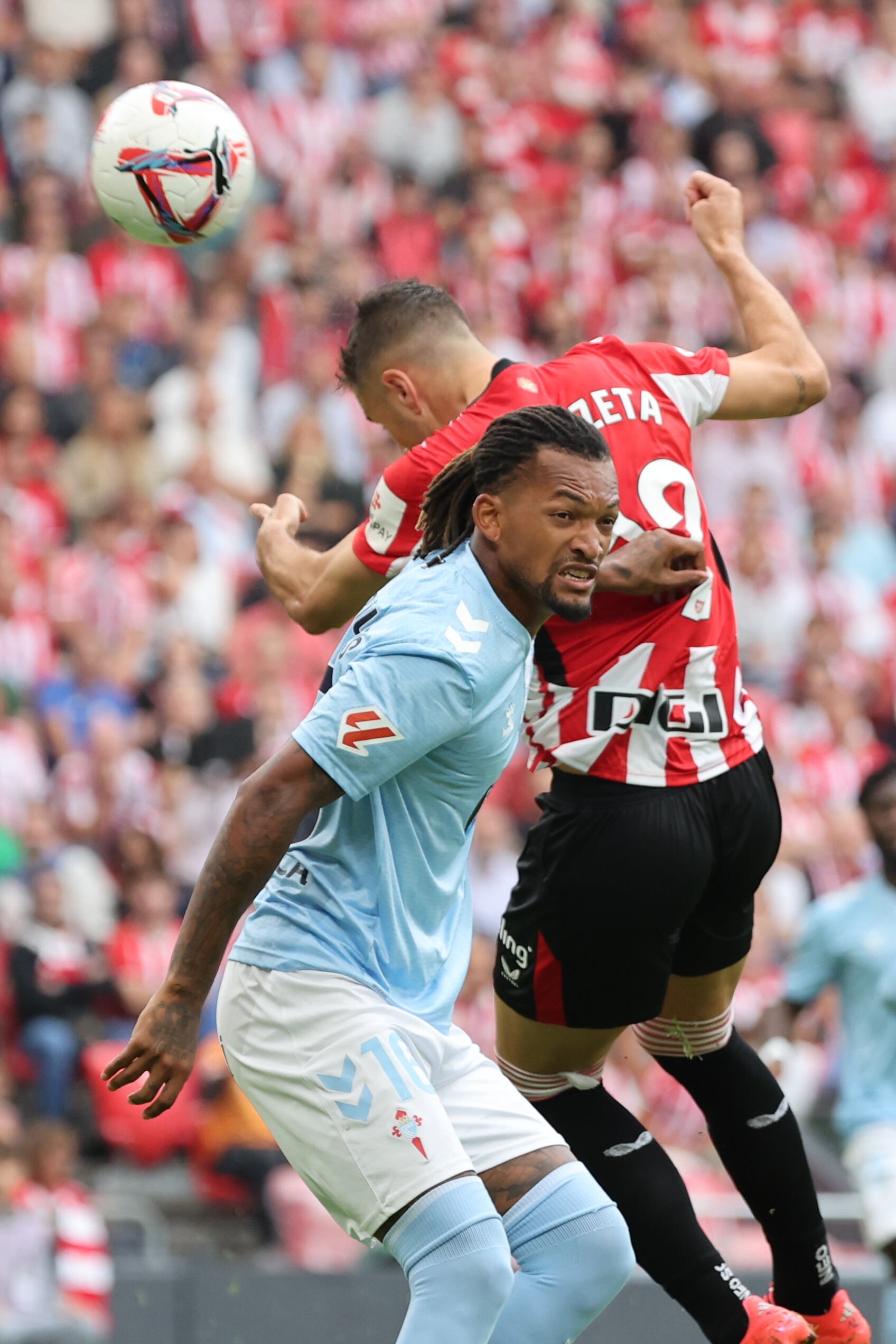 BILBAO, 22/09/2024.- El delantero del Athletic Club Gorka Guruzeta y el defensa brasileño del Celta de Vigo Jailson Marques, durante el partido de la jornada 6 de LaLiga en el estadio de San Mamés en Bilbao este domingo. EFE/ Luis Tejido
