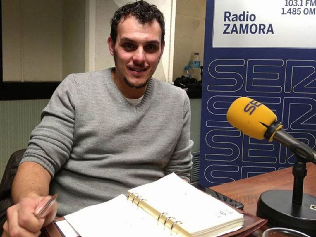 El alcade de Toro, Tomás del Bien, en los estudios de Radio Zamora