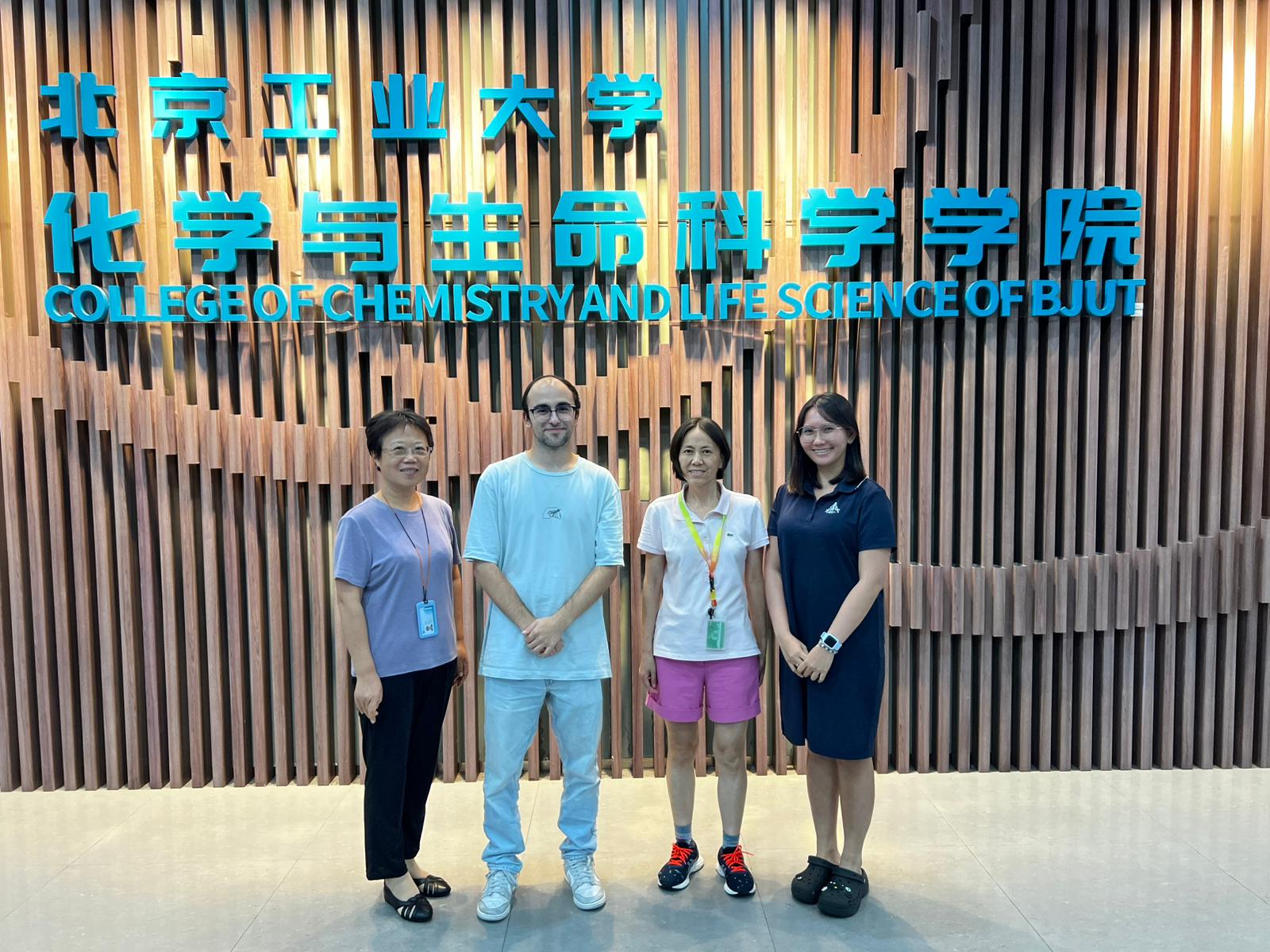 Adrián, rodeado de profesoras y compañeras