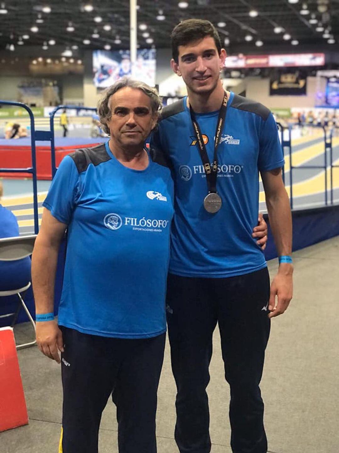 Toni Puig junto a Quique Llopis con la medalla de plata