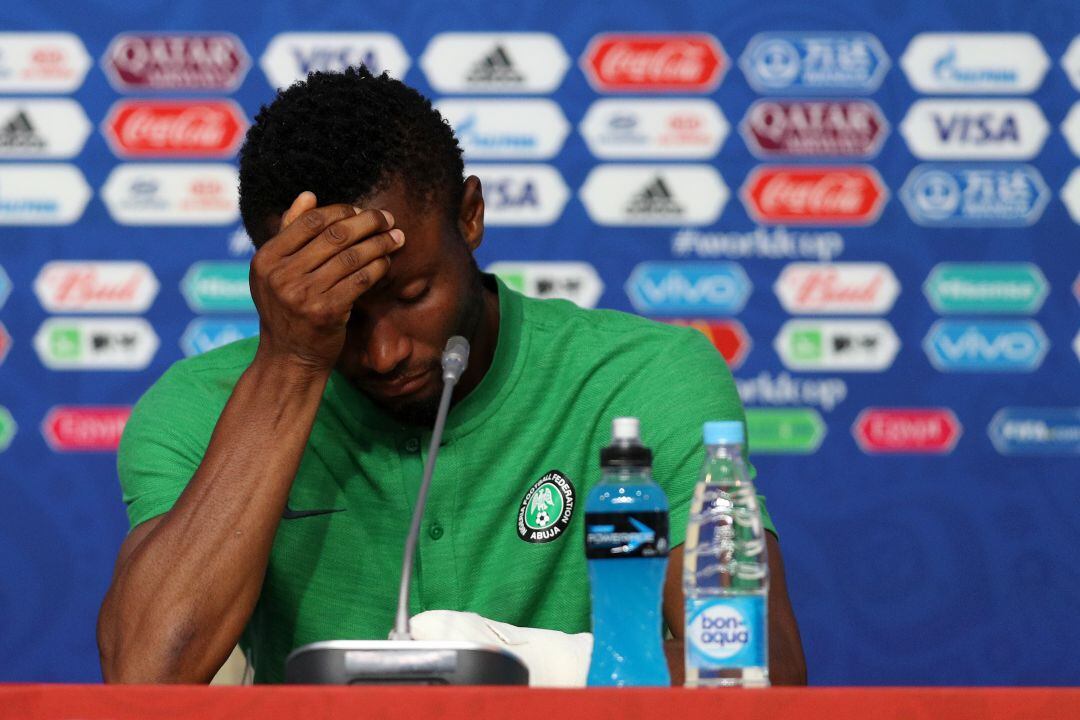 Obi Mikel cabizbajo en la rueda de prensa previa al Nigeria-Argentina