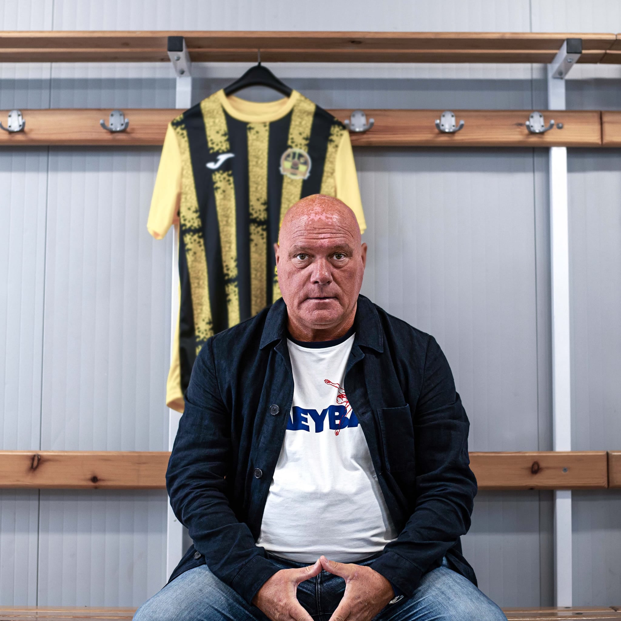 Ramon Maria Calderé al vestidor de la UE Santa Coloma. L'ex jugador del Barça dirigirà la propera temporada l'equip groc i negre.