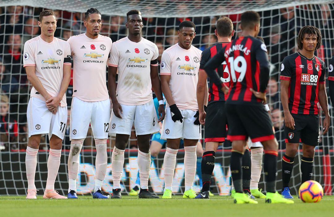 La barrera del Manchester United durante el encuentro contra el Bournemouth en la Premier League