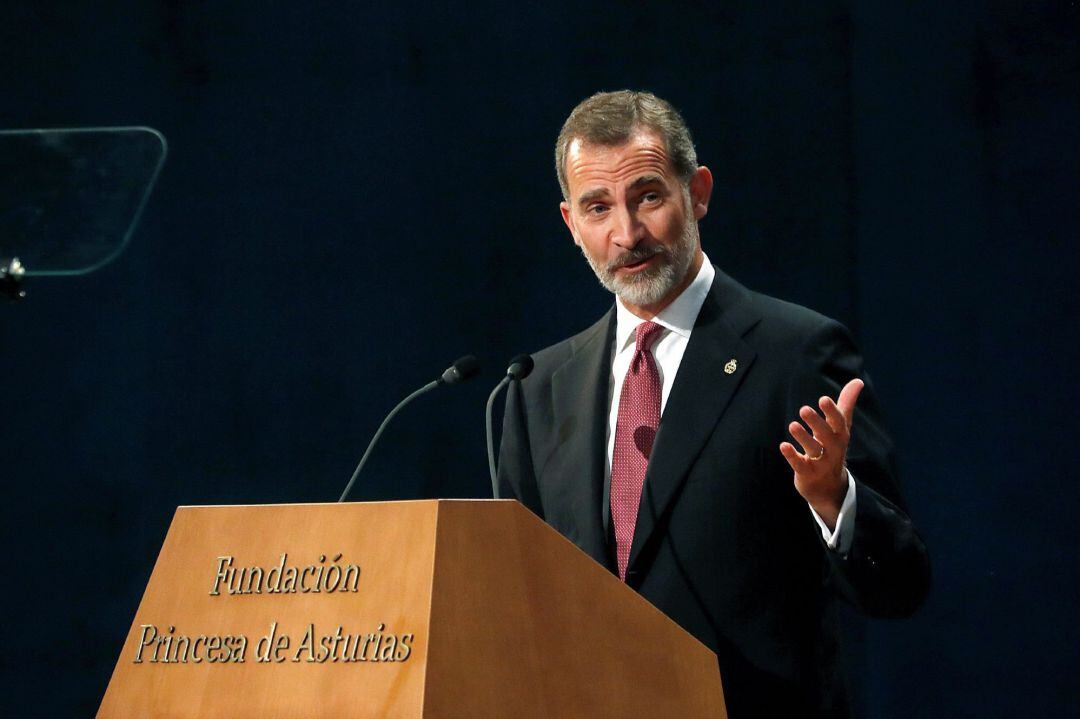 El rey Felipe se dirige a los asistentes durante su asistencia a la ceremonia de entrega de los Premios Princesa de Asturias, esta tarde en el Teatro Campoamor de Oviedo. EFE J.J. Guillén