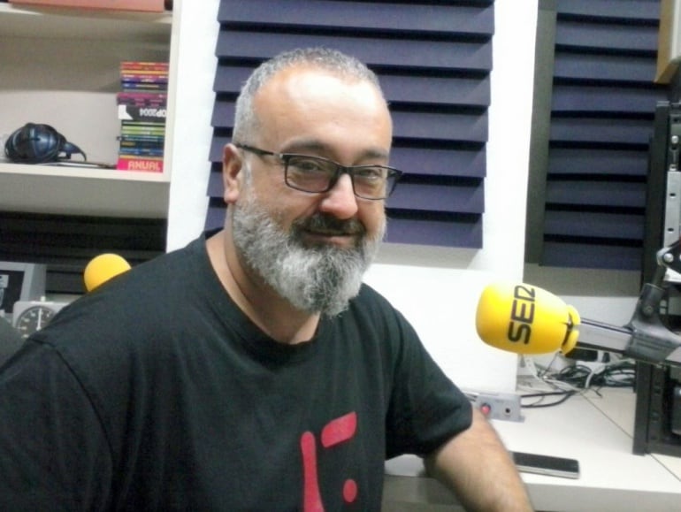 Joaquín Sarabia, operador de cine, en los estudios de Radio Elda SER