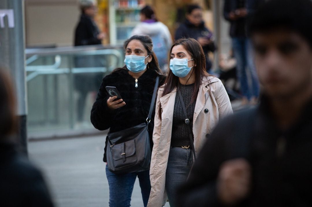 Personas con mascarilla en Barcelona por el brote de coronavirus