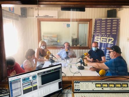 Protagonistas de &quot;El Hilo Dorado&quot; y el director, Tomás Aceituno, en los estudios de Radio Linares Cadena SER