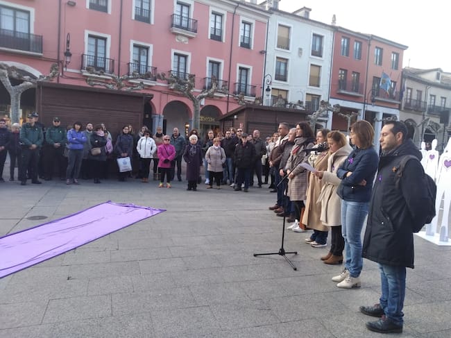 Cristina Valderas iniciaba este acto, acompañada de varios representantes de la Corporación municipal