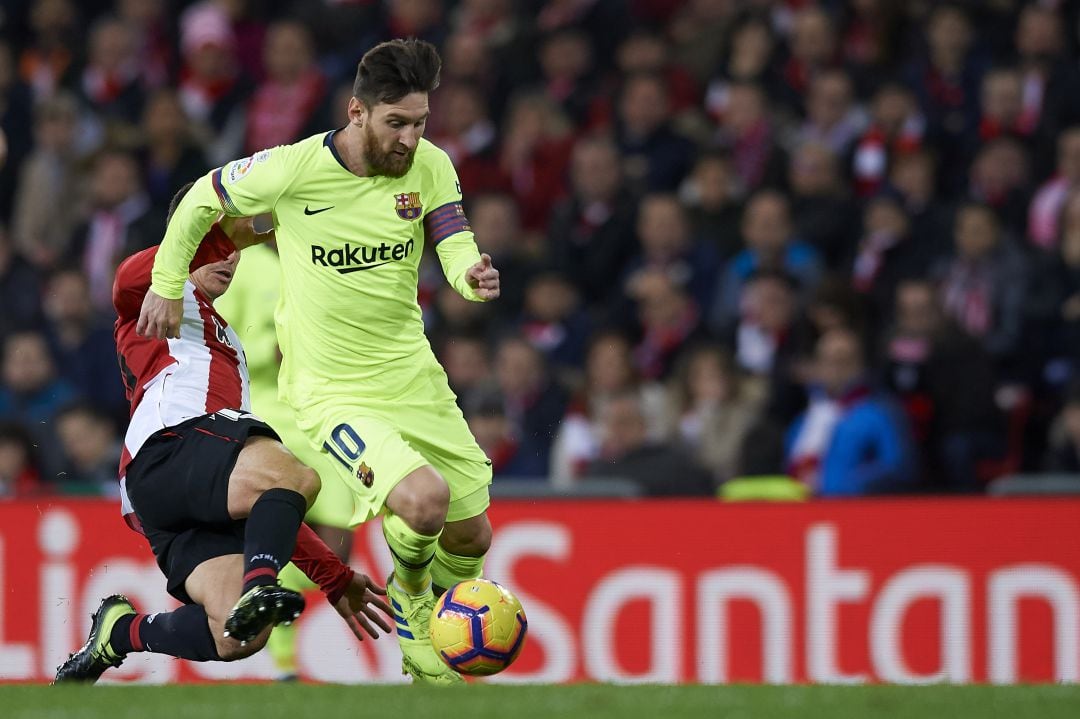 Messi guía el balón durante un partido en San Mamés