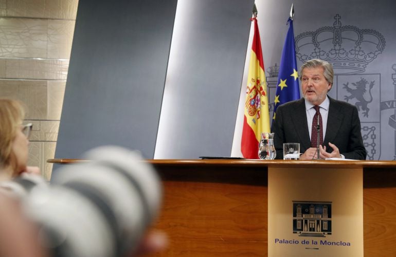  El portavoz del Gobierno, Íñigo Méndez de Vigo, durante la rueda de prensa que ha ofrecido tras la reunión del Consejo de Ministros.