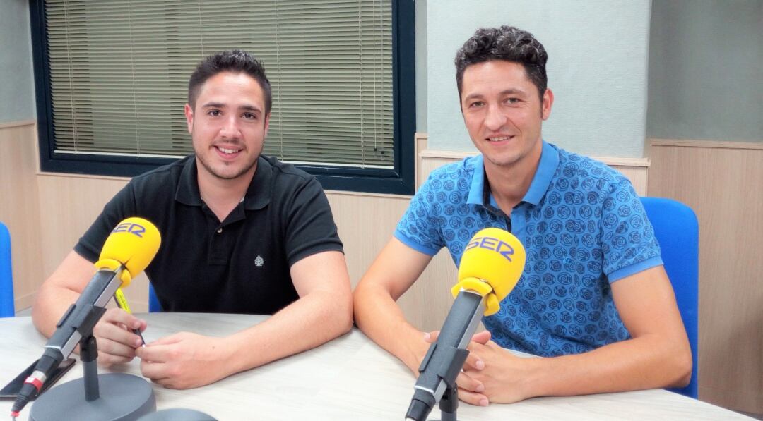 Javier Navarro y Juan Martínez, arquitecto técnico y gerente de Masquecasas, en el estudio de Radio Elda SER