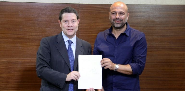 Firma del acuerdo de investidura entre Emiliano García-Page y José García Molina en el mes de junio de 2015