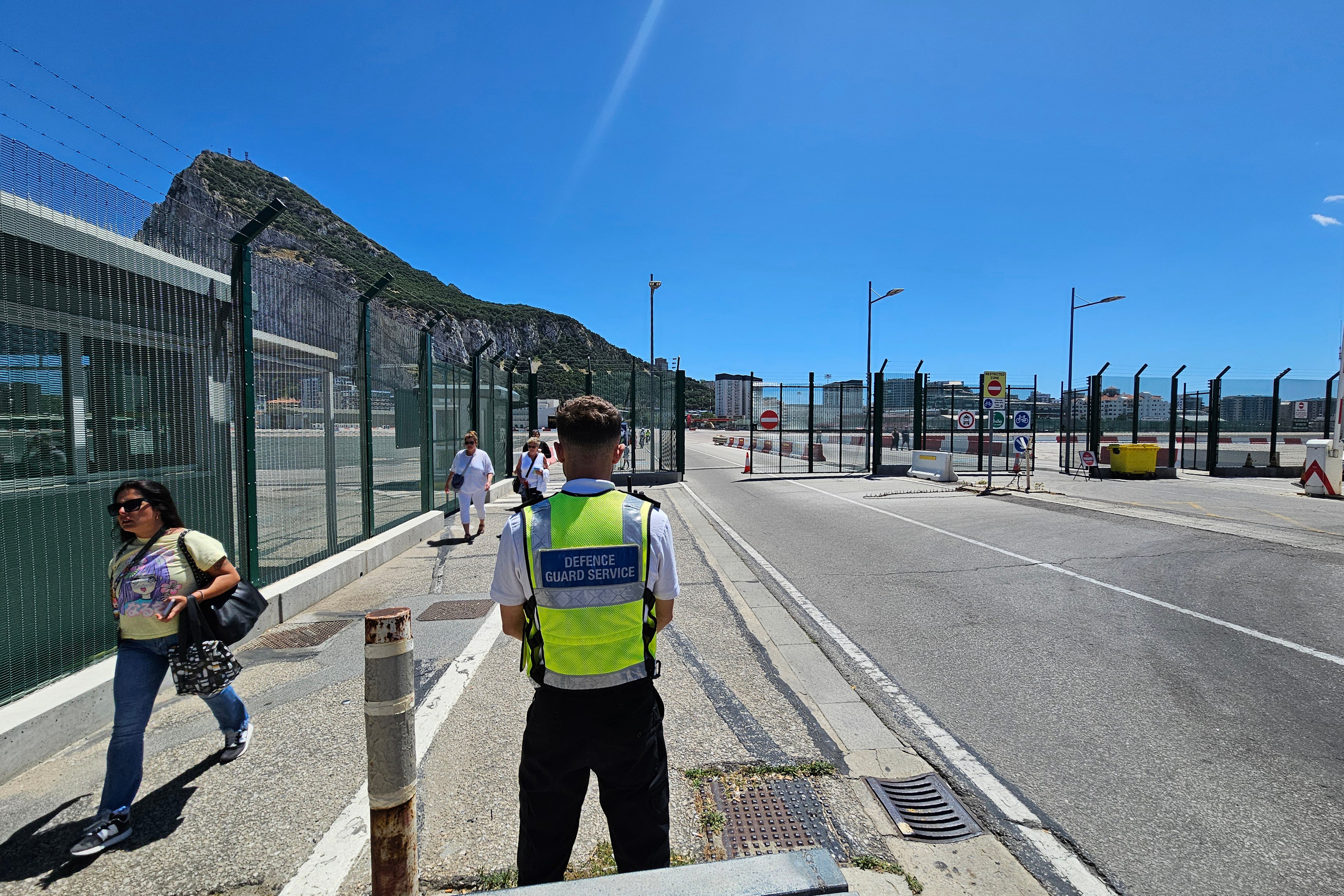 GRAFAND1274. GIBRALTAR, 16/05/2024.- Un policía en la entrada de la pista del aeropuerto de Gibraltar, este jueves cuando los ministros de Asuntos Exteriores de España y Reino Unido, José Manuel Albares y David Cameron, se reúnen en Bruselas con el vicepresidente ejecutivo de la Comisión Europea, Maro efcovic, y el ministro principal de Gibraltar, Fabián Picardo, para avanzar en un acuerdo sobre el Peñón tras el Brexit. EFE/A.Carrasco Ragel.
