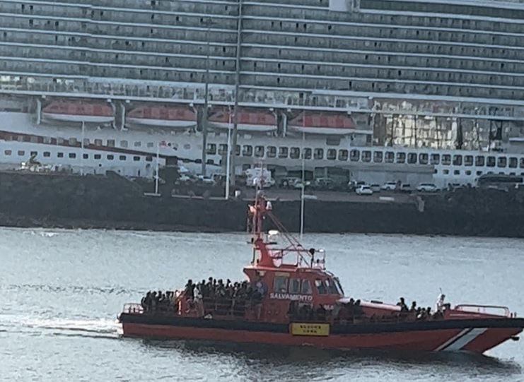 Llegada de Salvamento Marítimo a Arrecife, en Lanzarote, con varios migrantes rescatados.