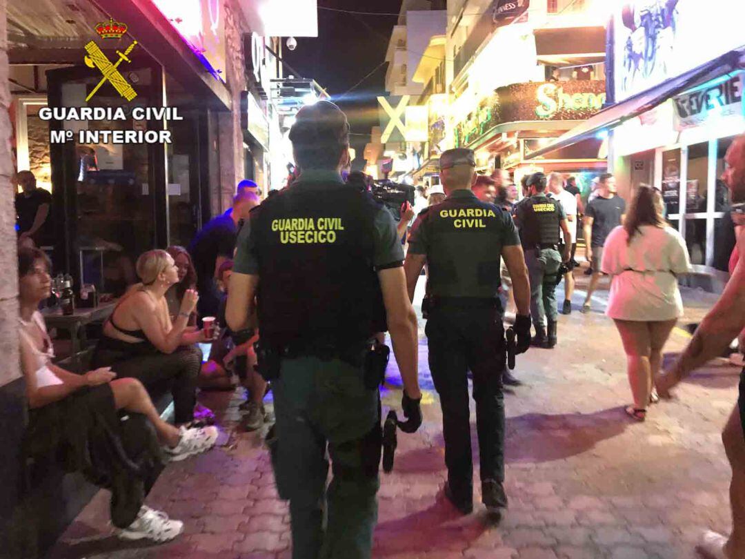 Agentes de la Guardia Civil en la zona del West End