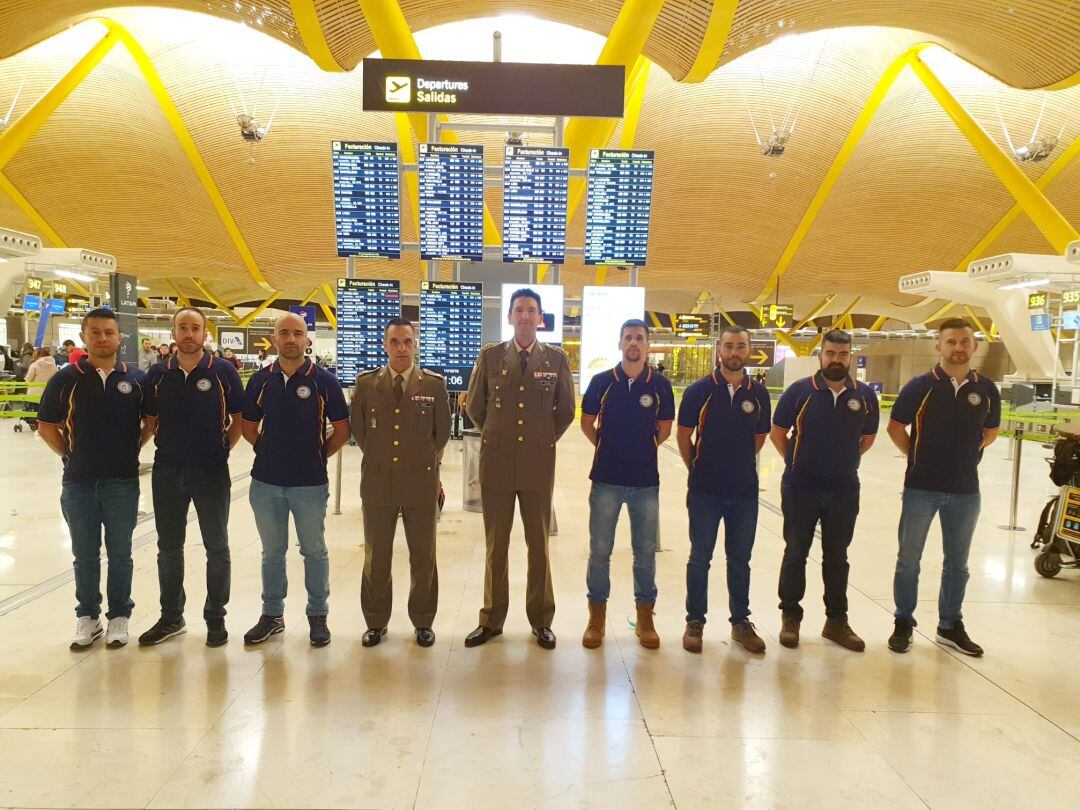 Militares salmantinos en el aeropuerto de Madrid antes de partir a la Antártida