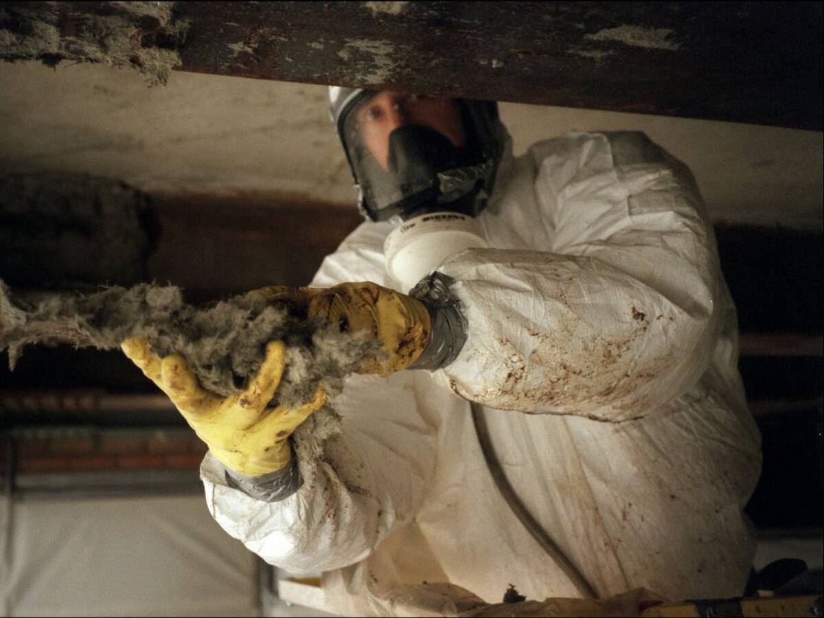 TMB assegura que “no hi ha risc al metro per l’amiant detectat” i personal sanitari adverteix que “s’haurien de retirar els vagons”