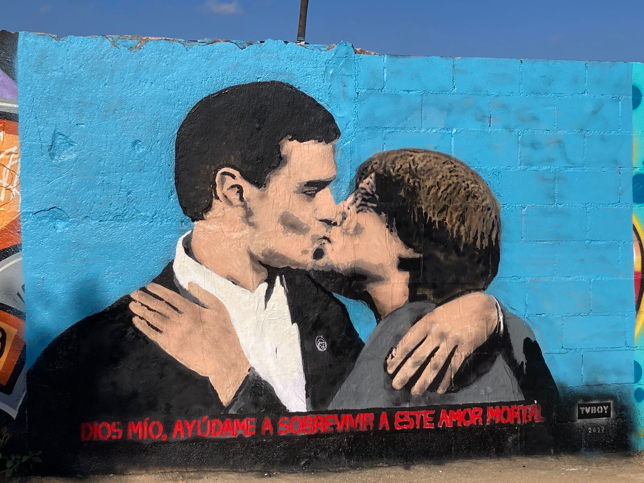 Pedro Sánchez y Carles Puigdemont en el beso ilustrado por el artista urbano