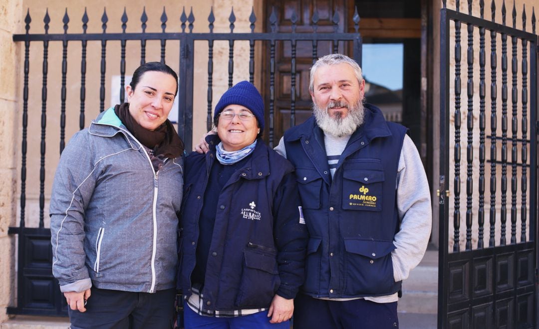 Virginia, María Amparo y su marido Santiago, trabajadores de la resina en Almodóvar del Pinar (Cuenca).