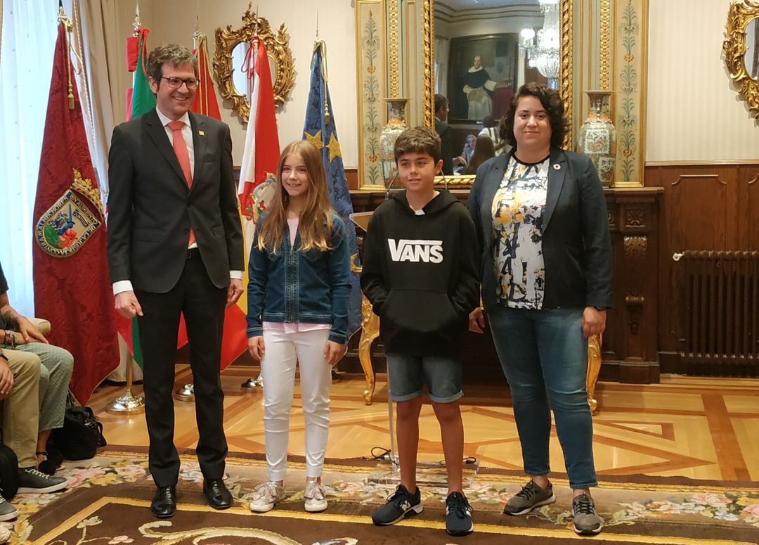 El alcalde de Vitoria Gorka Urtaran, Paula Rubio (Edurne Txiki), Gonzalo Aranegui (Celedón Txiki) y la concejala de Cultura Estíbaliz Canto.