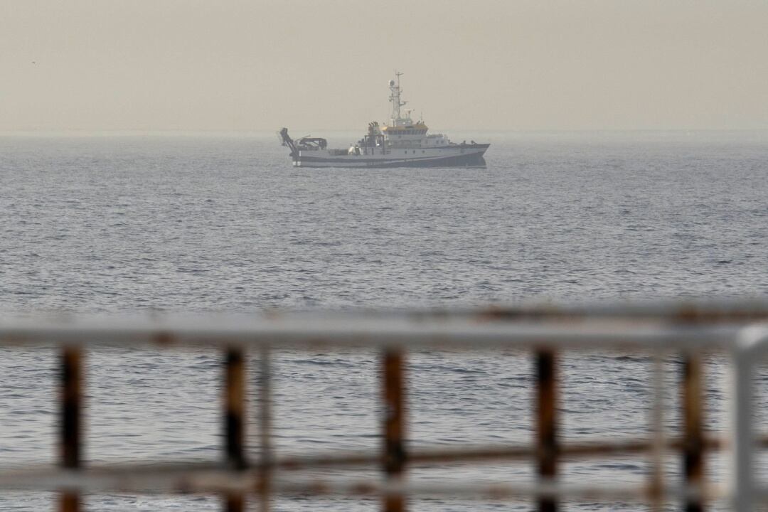 El buque del Instituto Español de Oceanografía (IEO) Ángeles Alvariño sigue rastreando con un sonar los fondos marinos de la costa de Santa Cruz de Tenerife en busca de pistas sobre el paradero de las niñas Anna y Olivia, desaparecidas junto a su padre, T