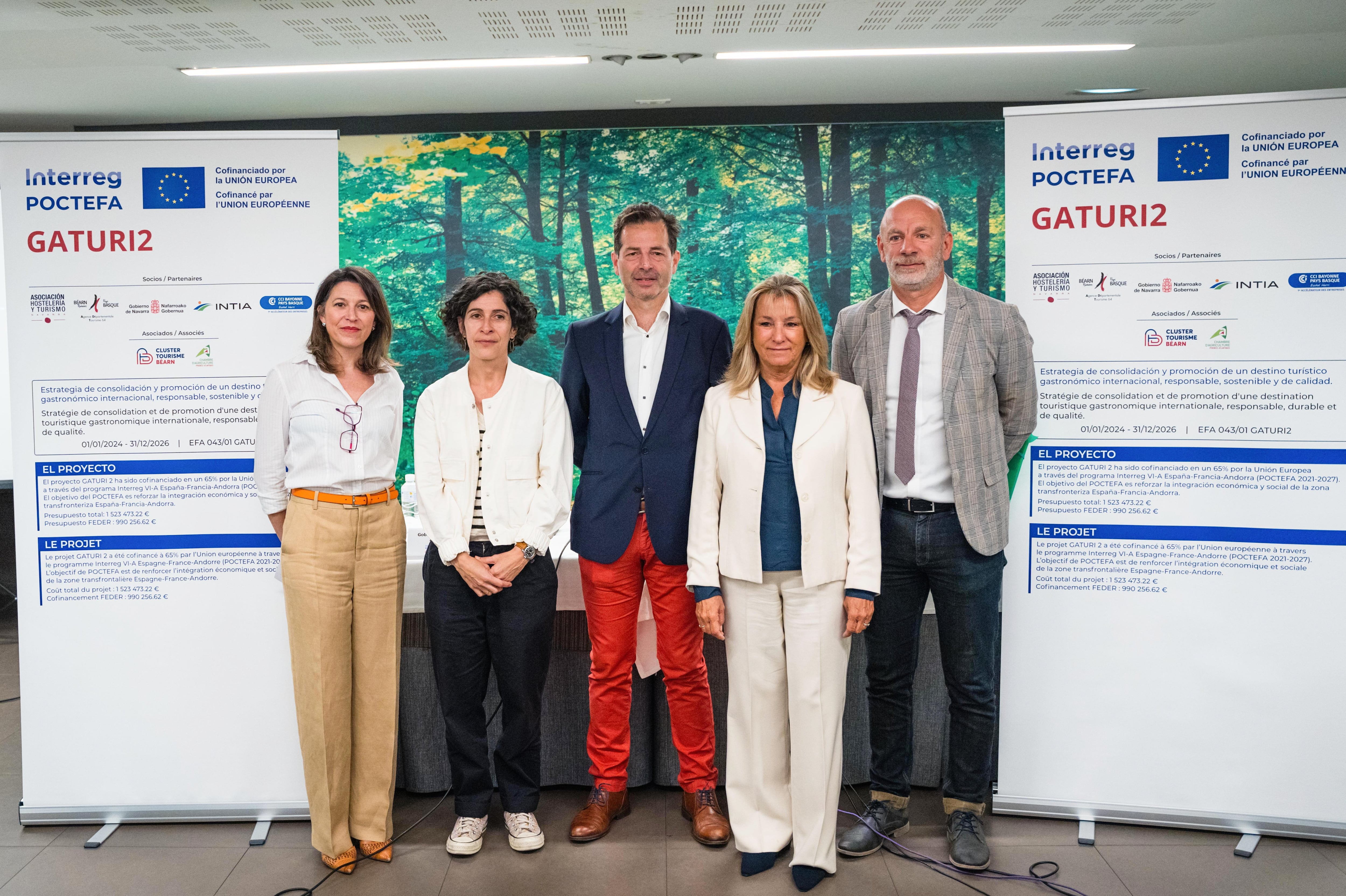 De izda a dcha: Ana Rivas, directora general de Turismo; Natalia Bellostas, directora gerente de INTIA; Jean-Baptiste Fafoaga, representante consular de la Cámara de Comercio e Industria de Bayonne Pays Basque; Ana Beriain, presidenta de la Asociación de Hostelería y Turismo de Navarra; Denis Ulanga, director de la Agencia Departamental de Turismo 64 Béarn - Pays Basque.