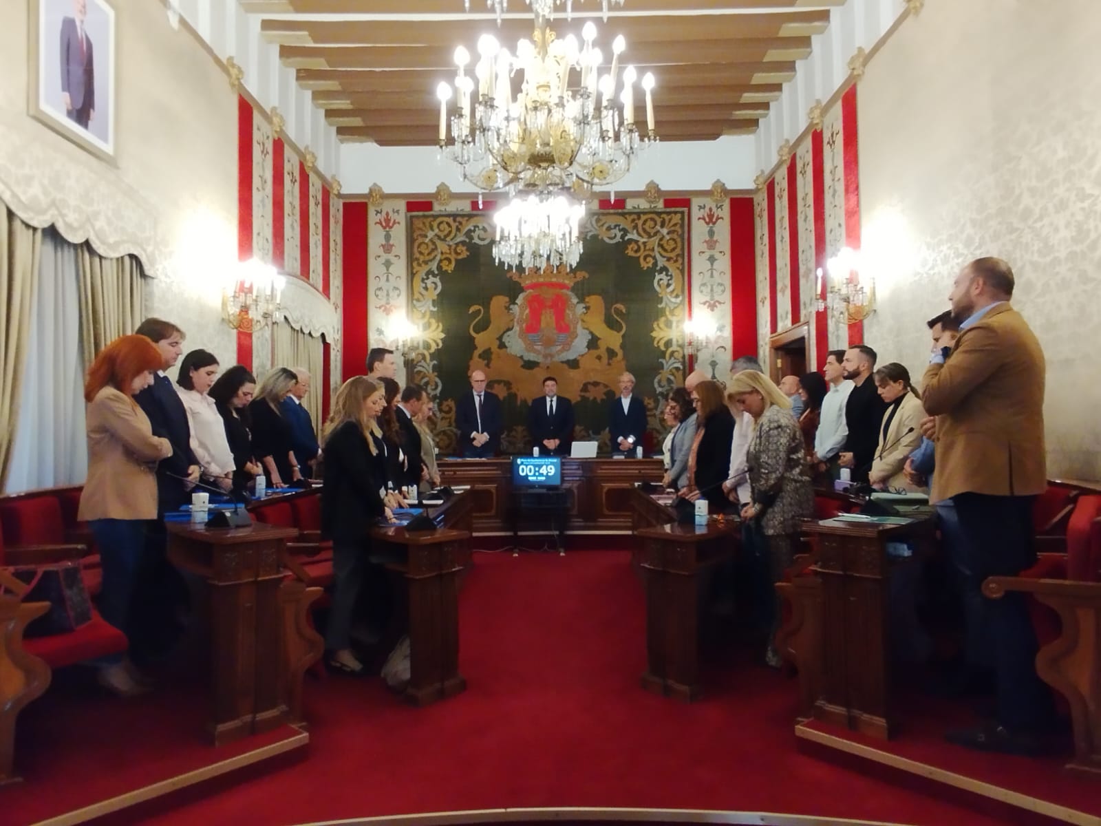 Minuto de silencio durante el Pleno del Alicante por las víctimas de la DANA en Valencia