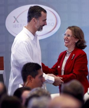 El Rey Felipe VI saluda a la Secretaria General Iberoamericana, la costarricense Rebeca Grynspan