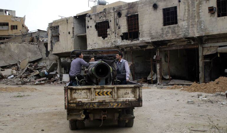 Rebeldes del Ejército Sirio Libre Al Rahman se preparan para luchar contra los leales al presidente Bashar al-Assad en el barrio de Ghouta, al este de Damasco.