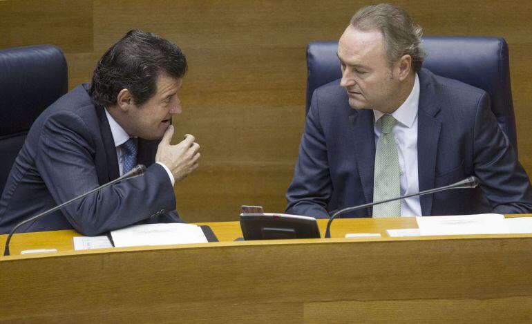 GRA104. VALENCIA, 16/12/2014.- El presidente de la Generalitat, Alberto Fabra (d), conversa con el vicepresidente, José Císcar (i), durante el pleno de Les Corts que debate el proyecto de ley de Presupuestos de la Generalitat para 2015. EFE/Manuel Bruque