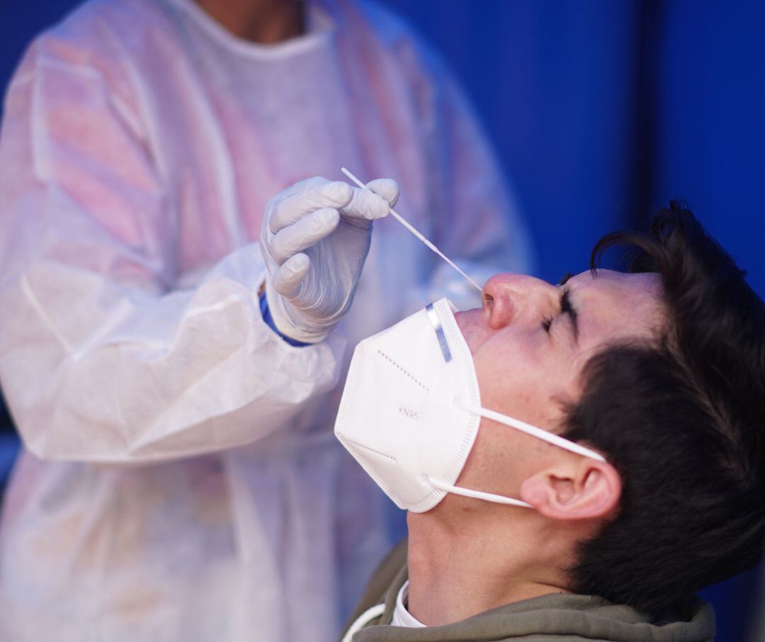 Un joven se somete a una prueba PCR. 