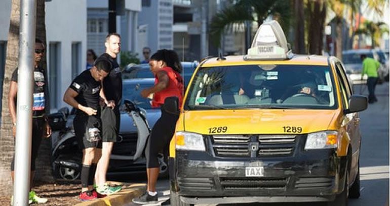 Serena Williams sale del taxi que la llevó a la línea de meta