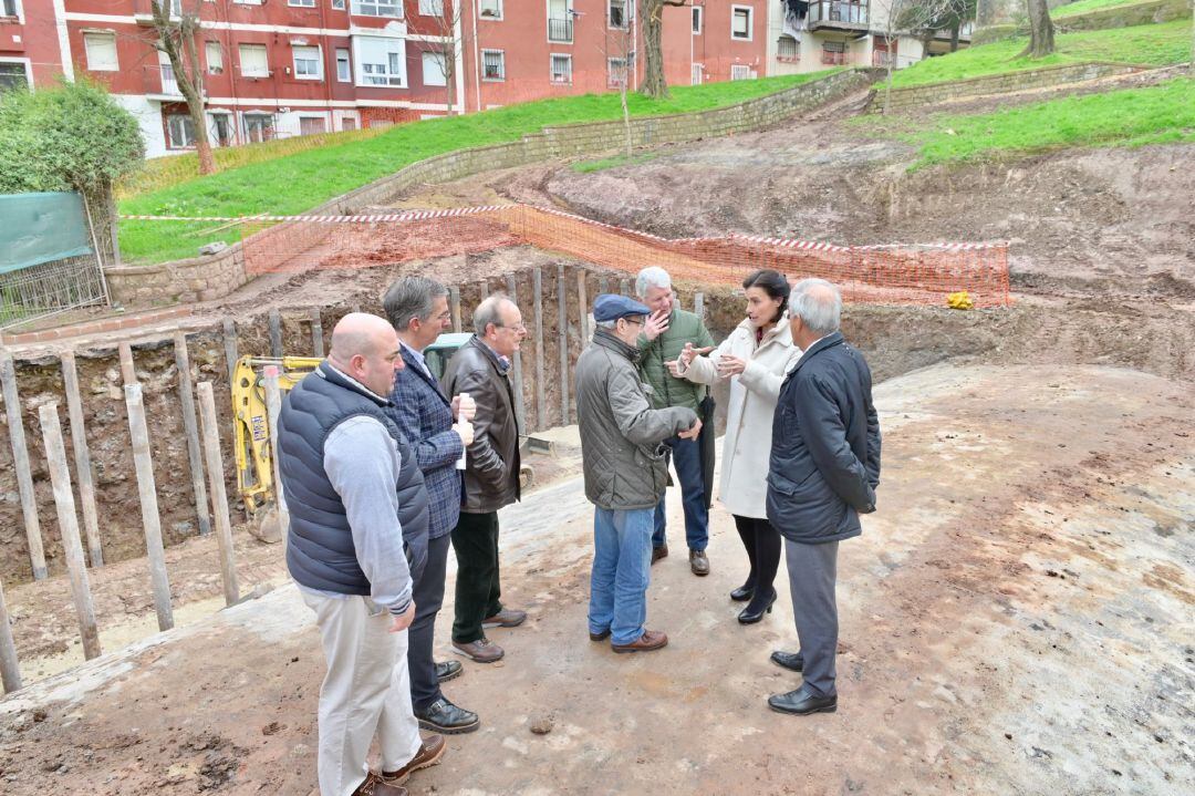 Imagen de archivo de la visita de la alcaldesa de Santander, Gema Igual, y el concejal de Fomento, César Díaz, a las obras de la mejora de la movilidad entre Jesús de Monasterio y la calle Alta el pasado febrero