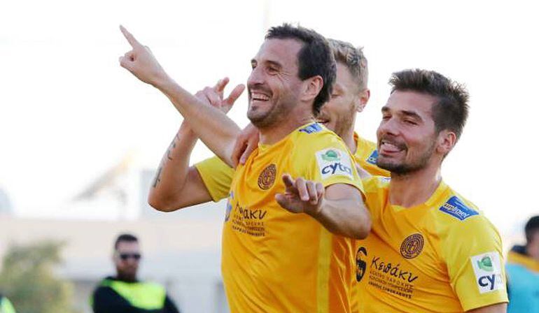 Arruabarrena es felicitado por sus compañeros tras marcar el 2-1 ante AC Omonia Nicosia en el partido del pasado sábado. Su equipo terminó perdiendo 2-3.