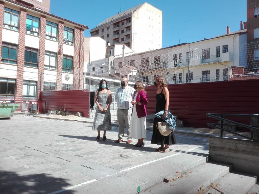 Representantes de la Junta en el patio del CEIP Arias Gonzalo