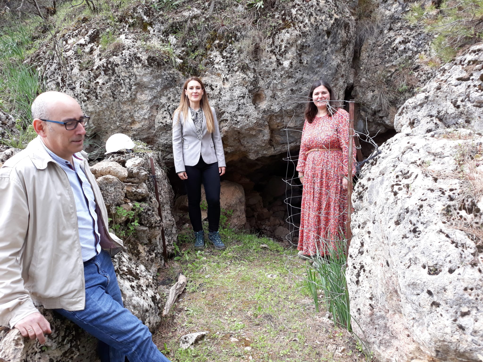 Delegada y alcaldesa delante de la 'Cueva del Tesoro'