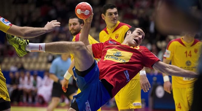 El pivote de la selección española de balonmano Gedeón Guardiola, en acción durante el partido del Europeo de Dinamarca disputado entre España y Macedonia en Herning.