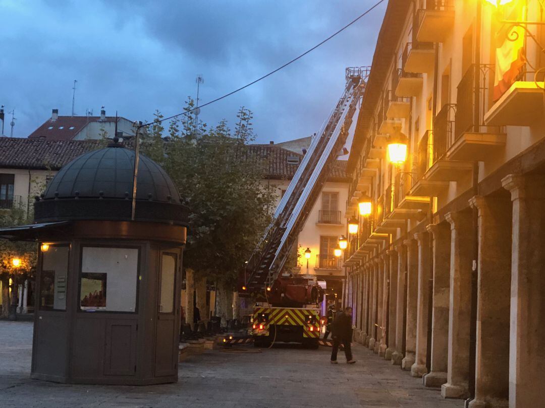 Intervención de los bomberos a primera hora de la mañana por un pequeño incendio en una vivienda de la Plaza Mayor de Palencia