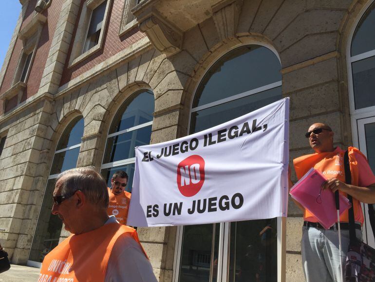 Trabajadores de la ONCE concentrados en protesta contra el juego ilegal.