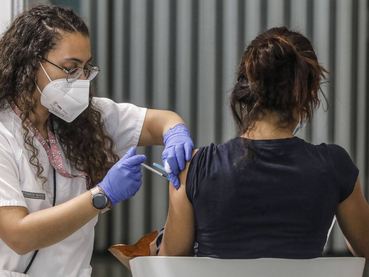 Un estudio demuestra la eficacia de la tercera dosis de la vacuna: la protección frente a los contagios por ómicron sube hasta el 63%