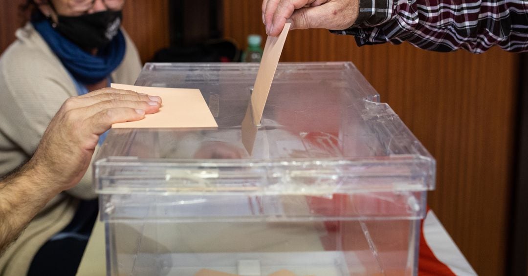 Persona votando en España.