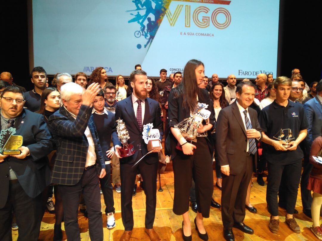 Los premiados posan con el alcalde de Vigo y con el concelleiro de deportes