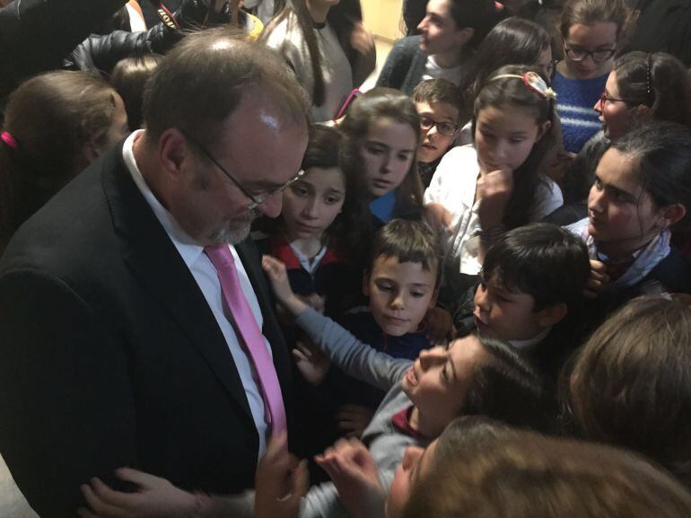 El consejero de Educación durante su última visita al Conservatorio de León