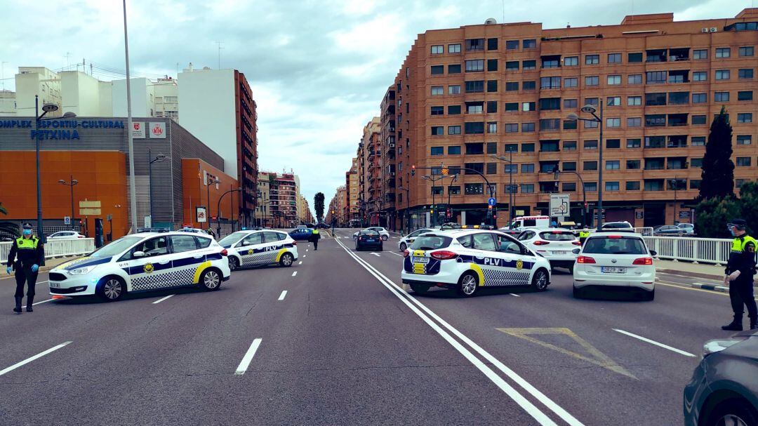 La Policía Local de València ha establecido controles para comprobar el uso de mascarilla en los vehículos privados si se circula con personas con las que no se convive.